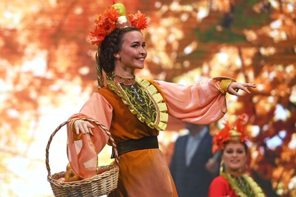 Mujeres tártaras deslumbran en un concurso de belleza en Kazán - Sputnik Mundo