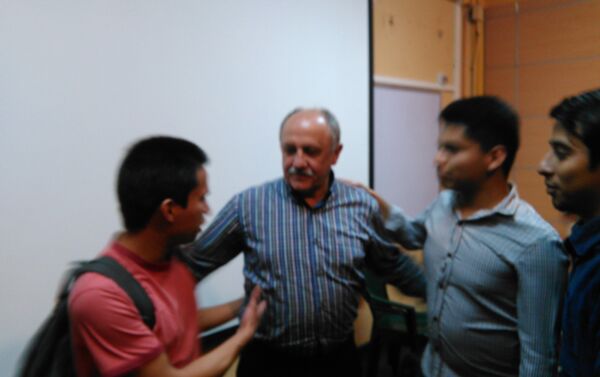 Yuri Usachov con estudiantes de USAC - Sputnik Mundo