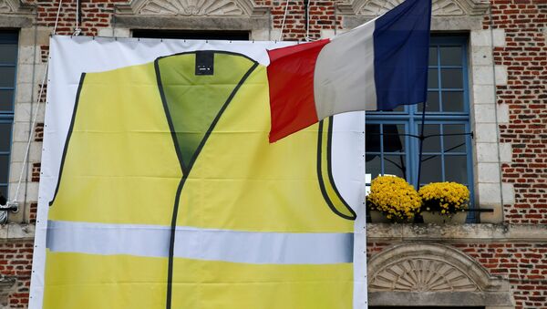 Un chaleco amarillo junto a la bandera de Francia - Sputnik Mundo