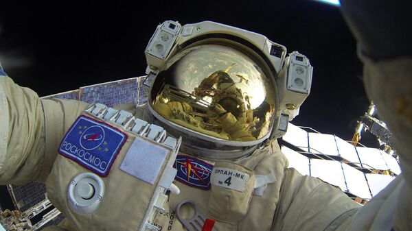 Cosmonauta ruso en una caminata espacial - Sputnik Mundo