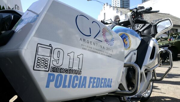 Moto de la Policía Federal argentina con el logo del G20 - Sputnik Mundo