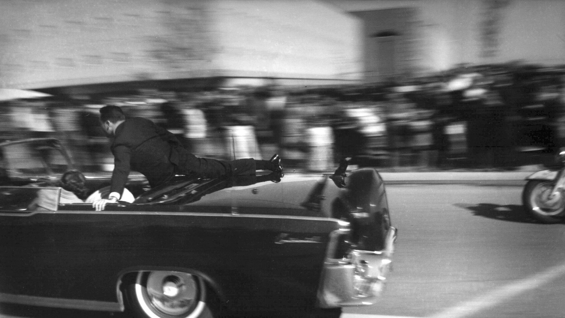 Лимузин со смертельно раненным президентом Джоном Кеннеди отправляется в больницу после того, как в него стреляли в Далласе, США - Sputnik Mundo, 1920, 15.12.2021