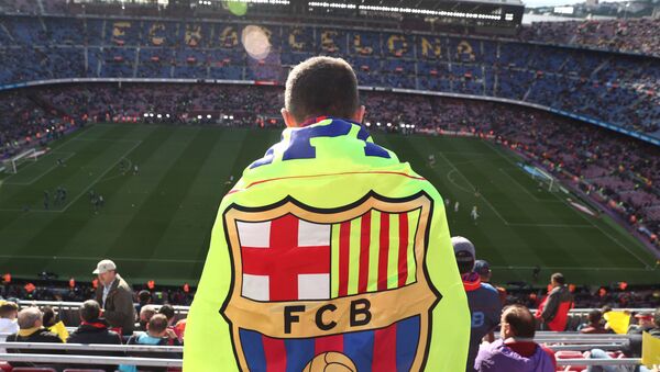 Un hincha con la bandera de FC Barcelona - Sputnik Mundo
