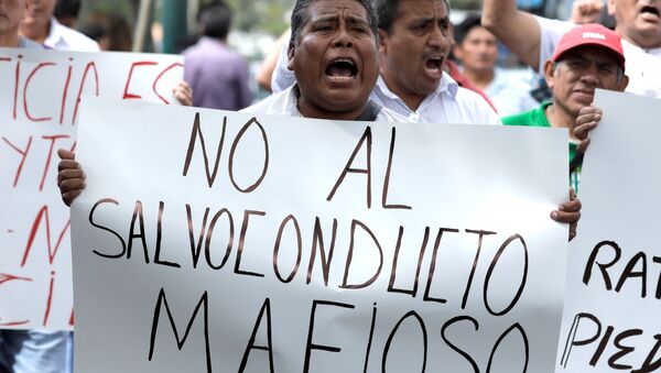 Protestas en Perú contra el asilo al expresidente de Perú, Alan García - Sputnik Mundo