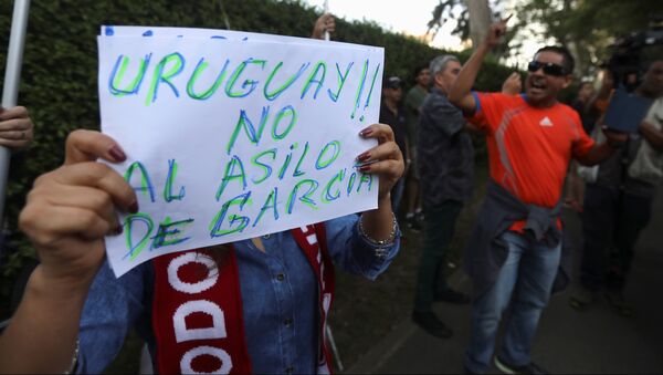 Protestas en Perú contra el asilo al expresidente de Perú, Alan García - Sputnik Mundo