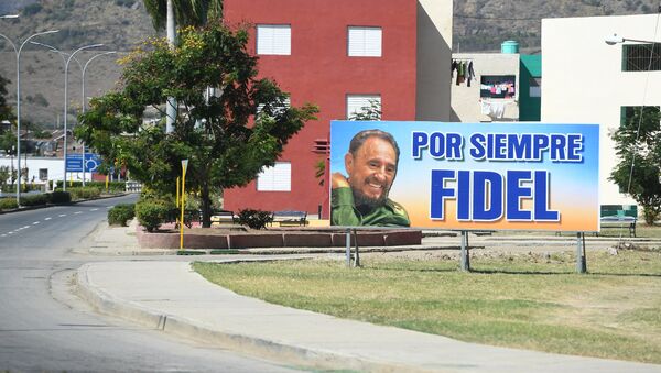 Un cartel en apoyo a Fidel Castro en Santiago de Cuba - Sputnik Mundo