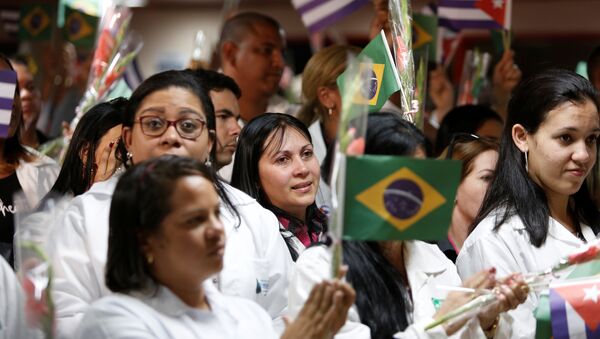 Los médicos cubanos con las banderas de Brasil - Sputnik Mundo