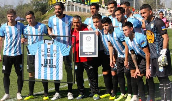 Sebastián Abreu homenajeado en uno de los equipos que jugó Sebastián Abreu homenajeado en uno de los equipos que jugó - Sputnik Mundo