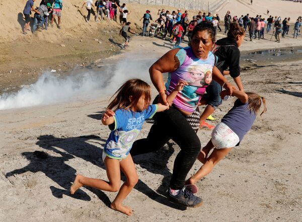 Las fuerzas de seguridad de EEUU emplean gas lacrimógeno para impedir el paso de migrantes Las fuerzas de seguridad de EEUU emplean gas lacrimógeno para impedir el paso de migrantes - Sputnik Mundo