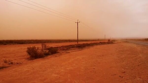 Una apocalíptica tormenta de polvo golpea el sudeste de Australia - Sputnik Mundo