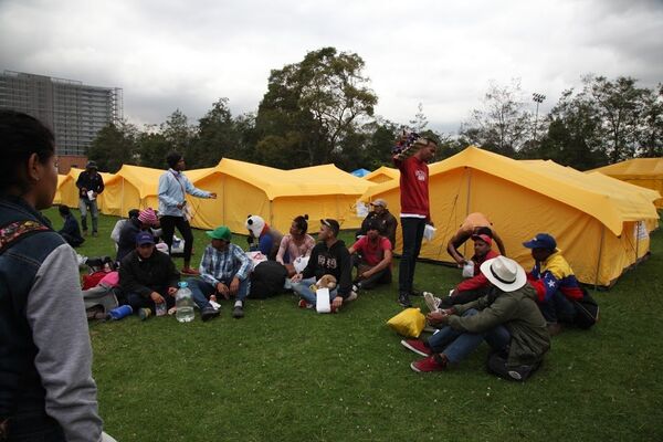 Inmigrantes venezolanos comparten en un albergue humanitario en Bogotá a donde fueron trasladados hace dos semanas. Sin embargo, varios de ellos se quejan de violaciones al manual de convivencia, robos y enfrentamientos por parte de los mismos extranjeros Inmigrantes venezolanos comparten en un albergue humanitario en Bogotá a donde fueron trasladados hace dos semanas. Sin embargo, varios de ellos se quejan de violaciones al manual de convivencia, robos y enfrentamientos por parte de los mismos extranjeros - Sputnik Mundo