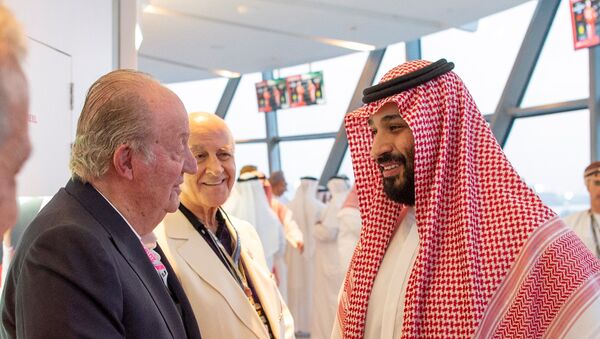 El Rey emérito de España Juan Carlos I y el príncipe heredero saudí, Mohamed bin Salmán - Sputnik Mundo