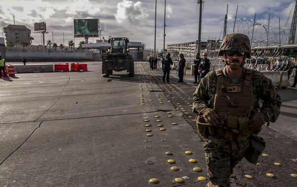 Elementos del Ejército de EEUU ponen barricadas del lado mexicano de la frontera en la garita San Ysidro Elementos del Ejército de EEUU ponen barricadas del lado mexicano de la frontera en la garita San Ysidro - Sputnik Mundo
