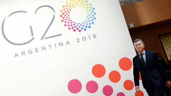 Mauricio Macri junto a un cartel del G20 - Sputnik Mundo