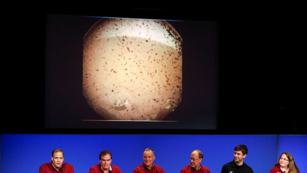 Científicos de la NASA comentan el aterrizaje de la sonda InSight en Marte - Sputnik Mundo