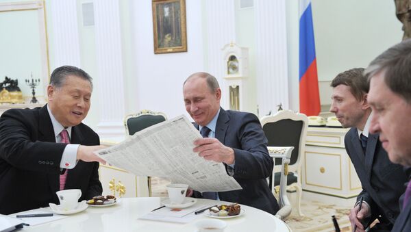 El presidente ruso, Vladímir Putin, y el enviado especial del primer ministro japonés, Yoshiro Mori, durante una reunión en el Kremlin - Sputnik Mundo