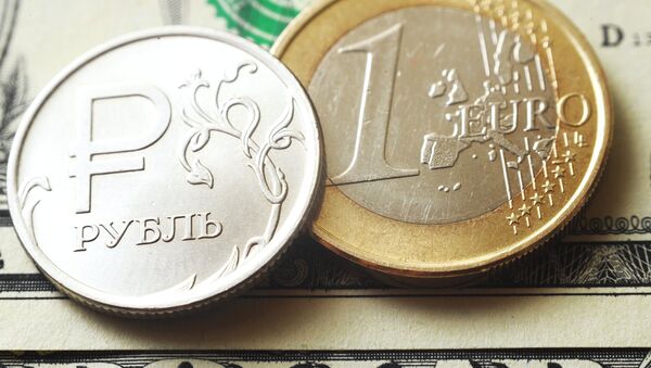 Un rublo ruso y un euro - Sputnik Mundo