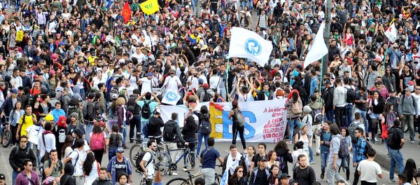 Las protestas de estudiantes en Colombia Las protestas de estudiantes en Colombia - Sputnik Mundo