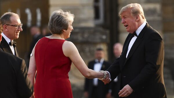 Theresa May junto a Donald TRump en su primera visita oficial a Londres - Sputnik Mundo