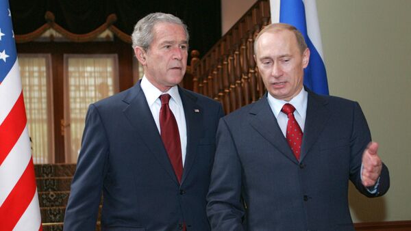 George W. Bush, expresidente de EEUU, y Vladímir Putin, presidente de Rusia (archivo) - Sputnik Mundo