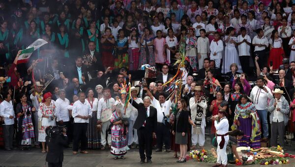 López Obrador recibe bastón de mando de pueblos indígenas de México - Sputnik Mundo