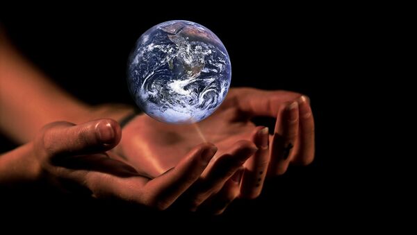 Las manos que sostienen la Tierra  - Sputnik Mundo