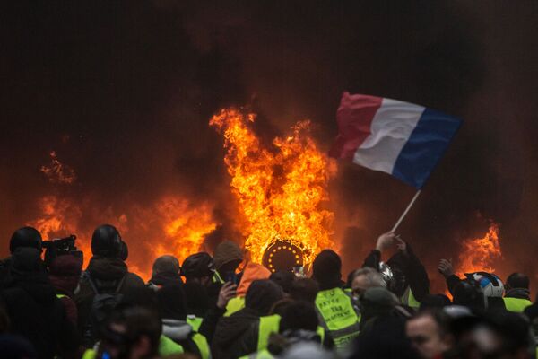 Fuego, enfrentamientos y caos: así defienden sus derechos en París los 'chalecos amarillos' - Sputnik Mundo