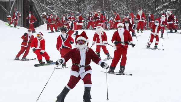 Más de 200 personas disfrazadas de Papá Noel se reunieron para practicar esquí y snowboard en Newry, EEUU - Sputnik Mundo