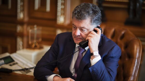Petró Poroshenko, presidente de Ucrania, hablando por teléfono - Sputnik Mundo