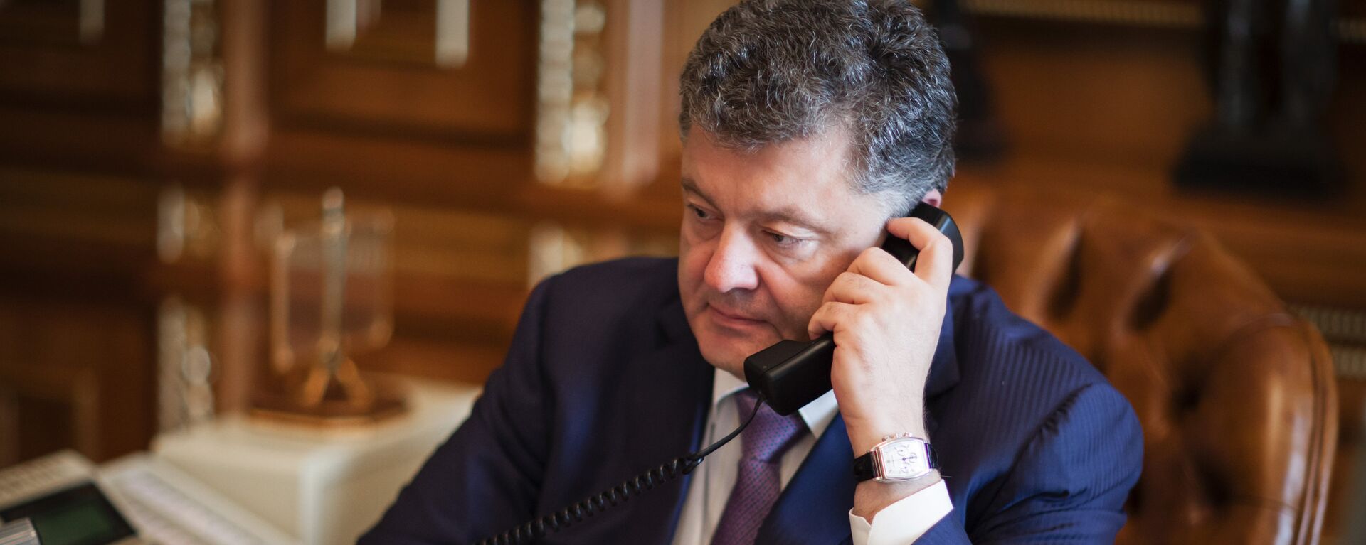 Petró Poroshenko, presidente de Ucrania, hablando por teléfono - Sputnik Mundo, 1920, 20.12.2021