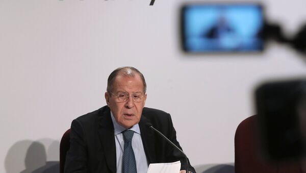 Serguéi Lavrov, canciller ruso, en una rueda de prensa en Milán - Sputnik Mundo