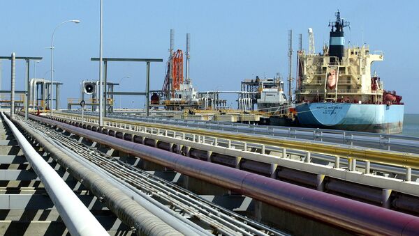 Un buque petrolero atracado en una de las refinerías de Venezuela (archivo) - Sputnik Mundo