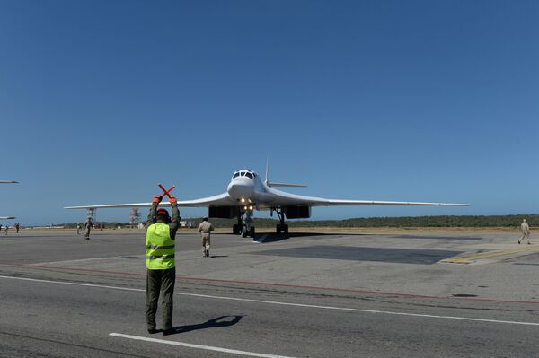 Nadie en el mundo debe tener miedo: aviones rusos aterrizan en Venezuela - Sputnik Mundo