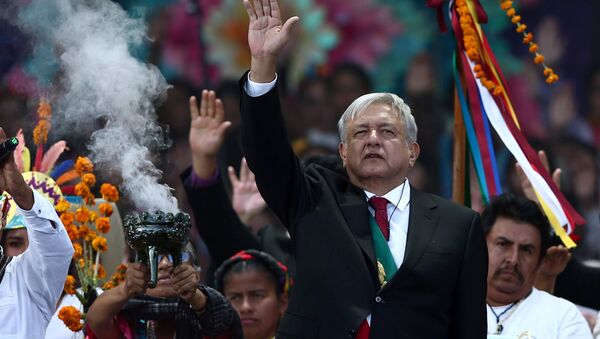 Andrés Manuel López Obrador recibe bastón de mando de pueblos indígenas de México - Sputnik Mundo
