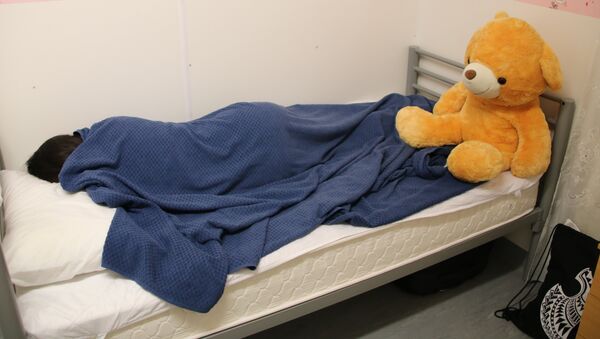 Una niña iraní de 12 años descansando en una cama en un centro de detención en Nauru, después de haberse intentado suicidar con gasolina - Sputnik Mundo