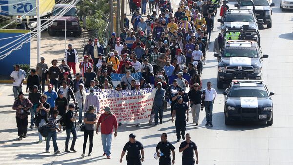 Marcha de unos migrantes hondureños en Tijuana - Sputnik Mundo