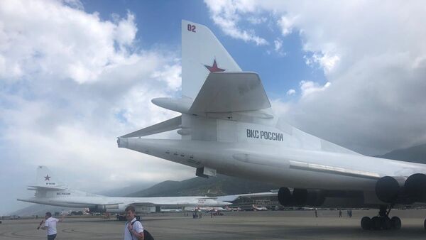 Una aeronave Tu-160 en la rampa 4 del aeropuerto internacional Simón Bolívar, en Venezuela - Sputnik Mundo