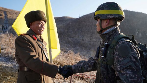Sonrisas para la historia: soldados de las dos Coreas cruzan la frontera y se dan la mano - Sputnik Mundo