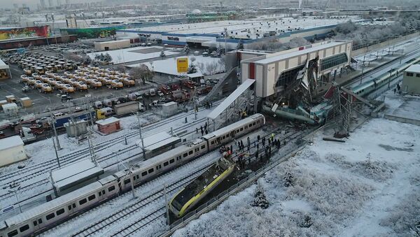 Las graves consecuencias del descarrilamiento del tren en Turquía - Sputnik Mundo