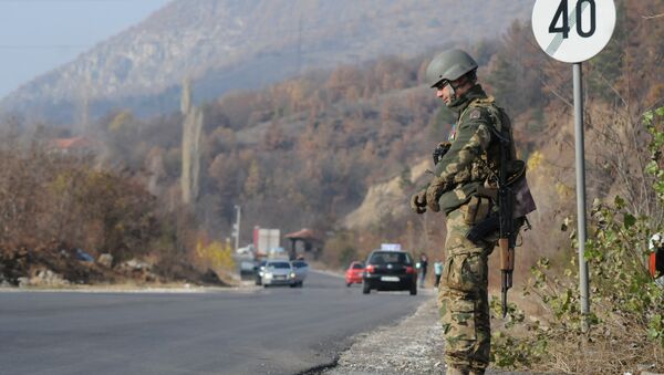 Un miembro de la KFOR, las fuerzas de seguridad de la OTAN en Kosovo - Sputnik Mundo
