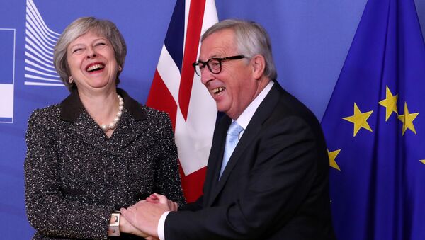 La primera ministra británica, Theresa May, y el presidente de la Comisión Europea, Jean-Claude Juncker - Sputnik Mundo