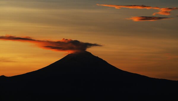 Una columna de ceniza y vapor se eleva desde el volcán Popocatépetl - Sputnik Mundo