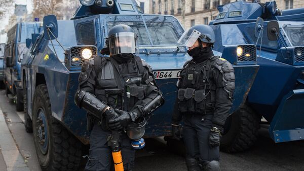 La Policía francesa durante las protestas de los 'chalecos amarillos' en París - Sputnik Mundo