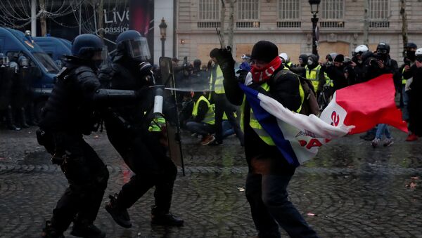 Los protestas de 'chalecos amarillos' en París, Francia - Sputnik Mundo