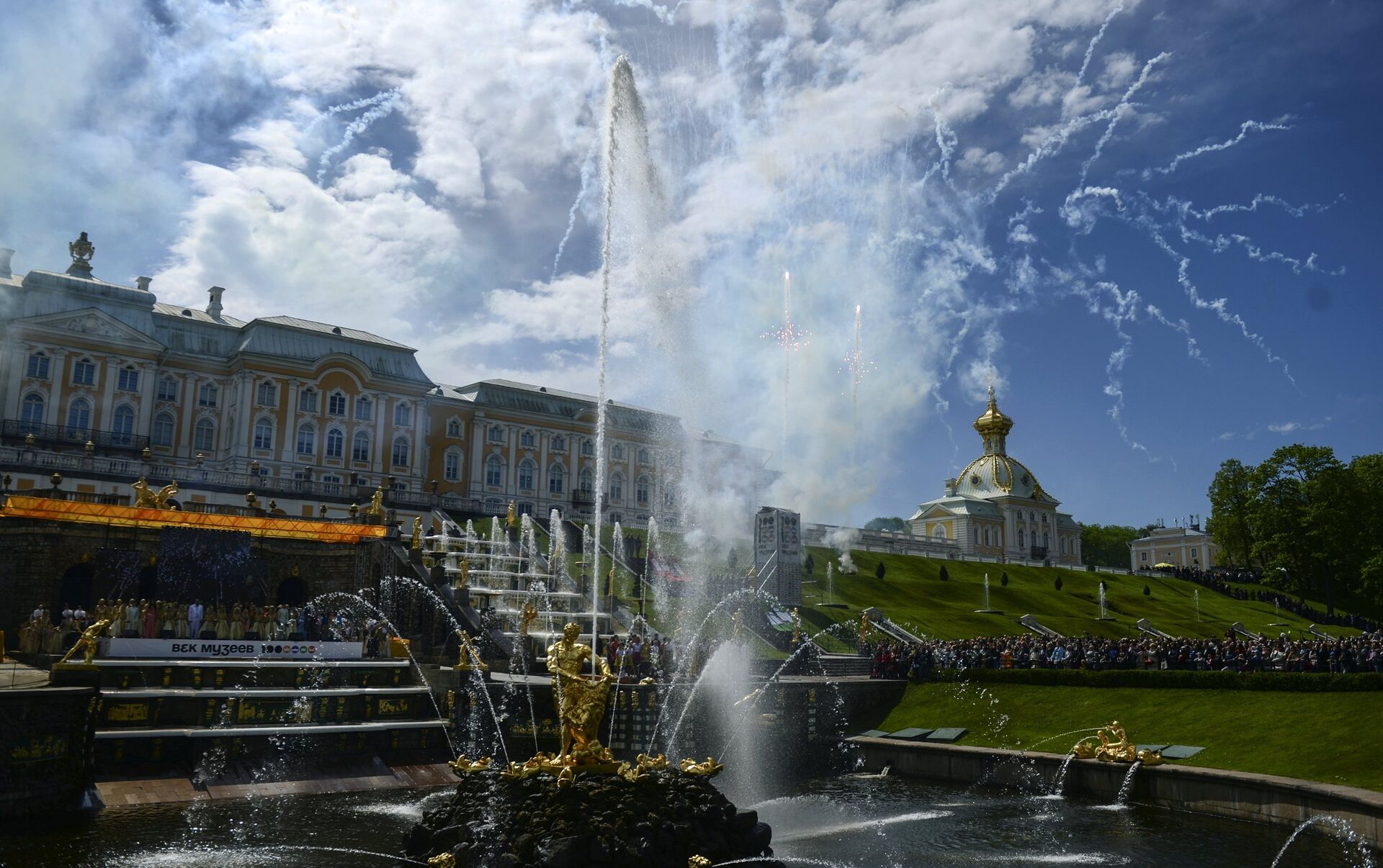 Площадь петергофа. Петергоф культурное наследие. Разводная площадь Петергоф. Петергоф в дождь. Петергоф в Санкт-Петербурге каккультупно-исторический объект.