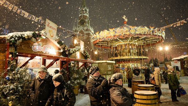 Mercadillo navideño en la Plaza Roja de Moscú - Sputnik Mundo