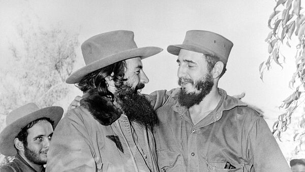 Camilo Cienfuegos y Fidel Castro, enero de 1959 - Sputnik Mundo