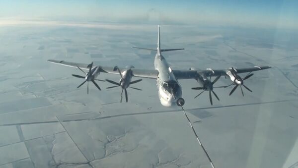 Publican un vídeo de los vuelos de los bombarderos estratégicos rusos Tu-160 y Tu-95 - Sputnik Mundo