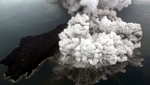 La erupción del volcán Anak Krakatau en Indonesia - Sputnik Mundo