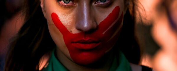 En vísperas del Día Internacional Contra la Violencia de Género, el 22 de noviembre, las mujeres chilenas salieron a las calles de Santiago en una marcha para condenar el sexismo que aún existe en la sociedad. En vísperas del Día Internacional Contra la Violencia de Género, el 22 de noviembre, las mujeres chilenas salieron a las calles de Santiago en una marcha para condenar el sexismo que aún existe en la sociedad. - Sputnik Mundo